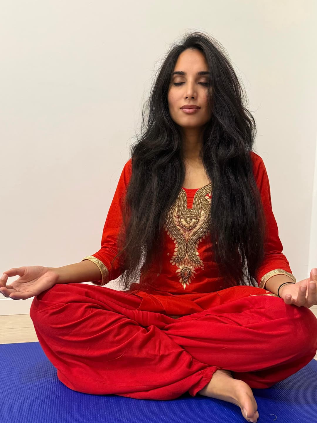 Jaiwanti Singh meditating in traditional dress